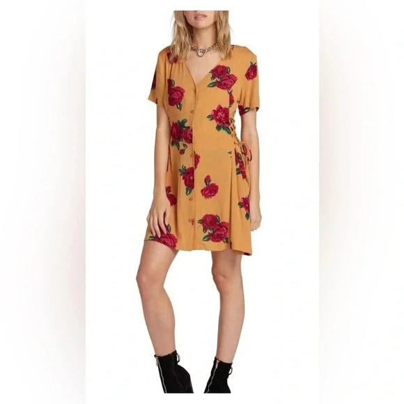 NWT VOLCOM RUNNIN LATE DRESS